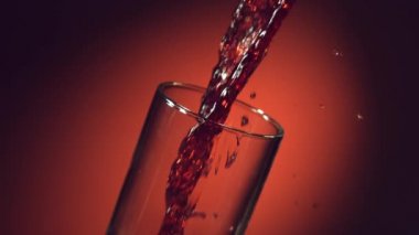 şarap, üzüm suyu, nar suyu, vişne suyu bir bardak dökülür