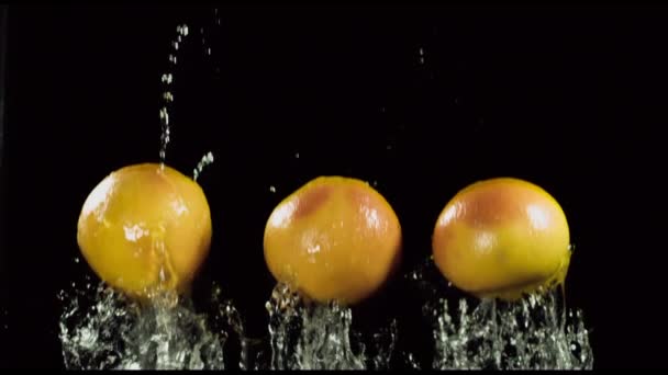 Toranjas estão voando com um jato de água, câmera lenta — Vídeo de Stock