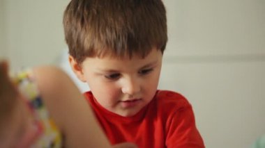 Çocuk çizmek kalem bir kağıt üzerinde