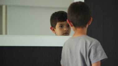 Çocuk bir ayna önünde çalış