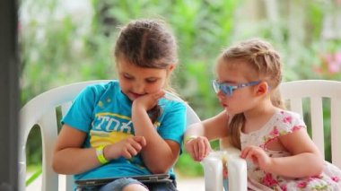 Tablet üzerinde oynayan kızlar