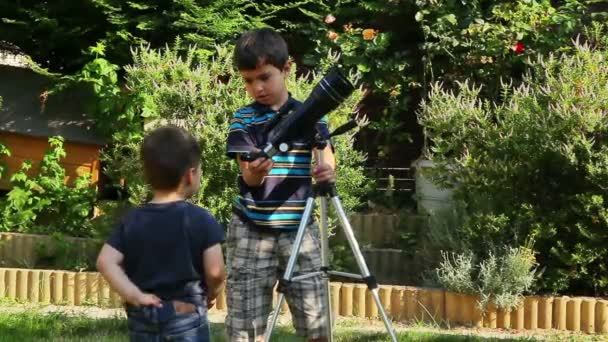 Fratello maggiore rivela telescopio più giovane — Video Stock