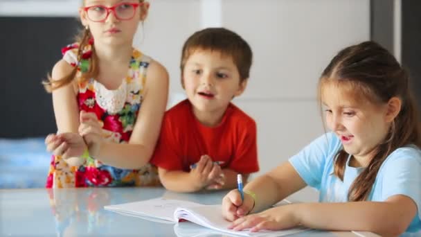 Kinder malen Bleistifte auf Papier — Stockvideo