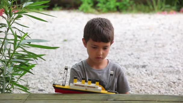 Menino brincando com um brinquedo — Vídeo de Stock