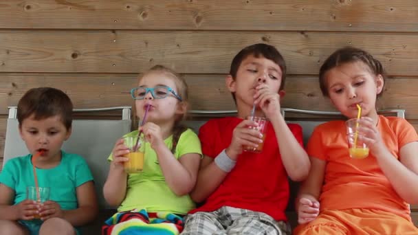 Дети пьют сок — стоковое видео
