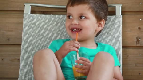 Menino beber suco de laranja — Vídeo de Stock