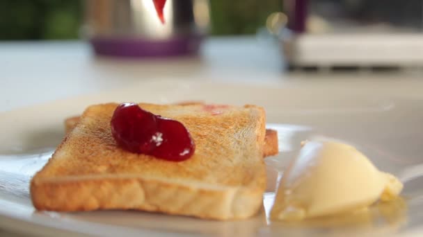 Marmelade auf Toasts verteilt — Stockvideo