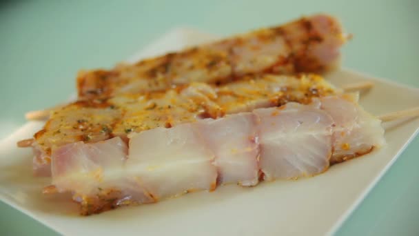 Balık kebabı kızartma için hazırlık. Biber sosu — Stok video