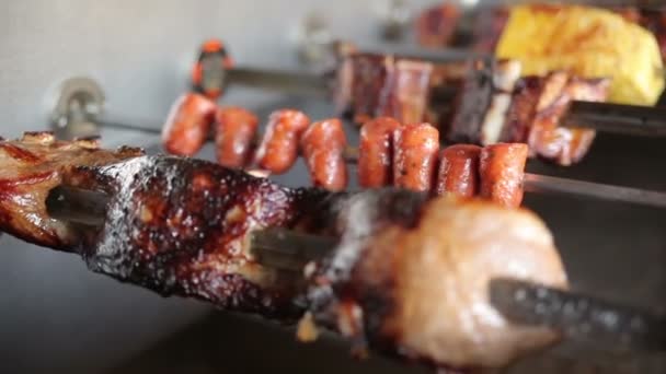 Koken op grill diverse vleeswaren — Stockvideo