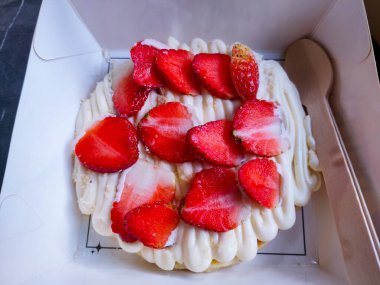 Kremalı çilekli gözlemenin seçici odak resmi