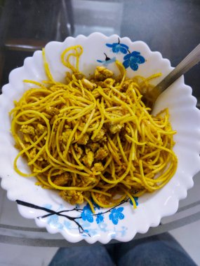 Ev yapımı yumurtalı eriştenin seçici odak resmi