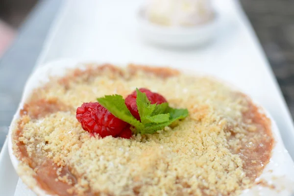 Apfel-Streuseldessert — Stockfoto