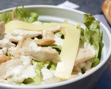 tavuklu Sezar salata 