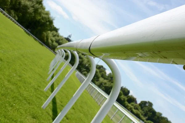 Valla Una Pista Carreras Caballos Día Soleado Brillante —  Fotos de Stock