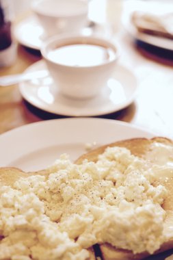 Kahvaltı pişmiş yumurta tost 