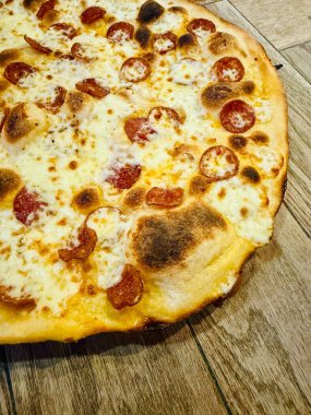 Taş fırında İtalyan usulü büyük biberli pizza. 