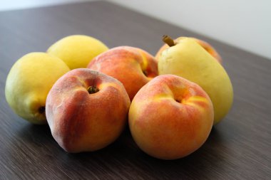 şeftali ve armut masada