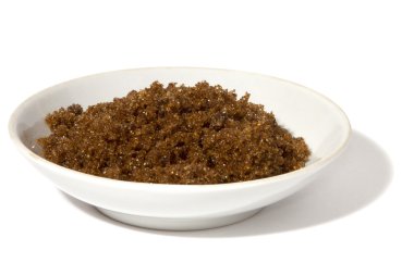 beyaz üzerine çanak üzerinde kahverengi şeker