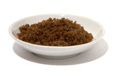 beyaz üzerine çanak üzerinde kahverengi şeker