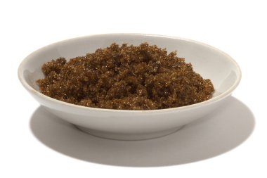 beyaz üzerine çanak üzerinde kahverengi şeker