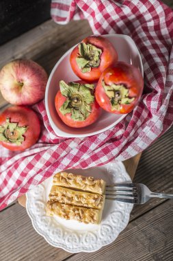Bin kat kek, bisküvi, kılavuz bez, plaka, seramik plaka, Trabzon hurması, bıçak ve çatal, gıda,