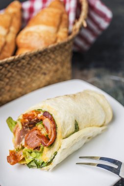 ikindi çayı, yaban mersini, ekmek, Kahvaltı, kek, meyve, bıçak ve çatal, süt, plaka, ahşap