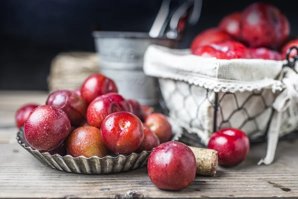 Frutta, prugna, rosso, fresco, ferro da stiro, piastra di ferro, coltello e forchetta, cucchiaio, bottiglia di vetro — Foto Stock