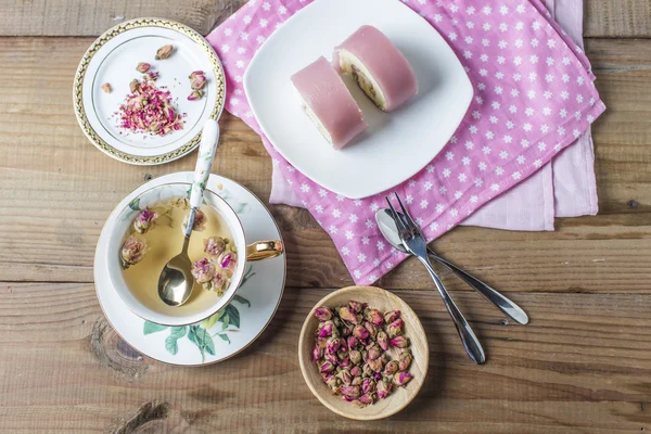 Après-midi thé, gâteaux, pâtisseries, collations, petit déjeuner, thé, roses de thé, roses, fleurs séchées, tasses, plats — Photo