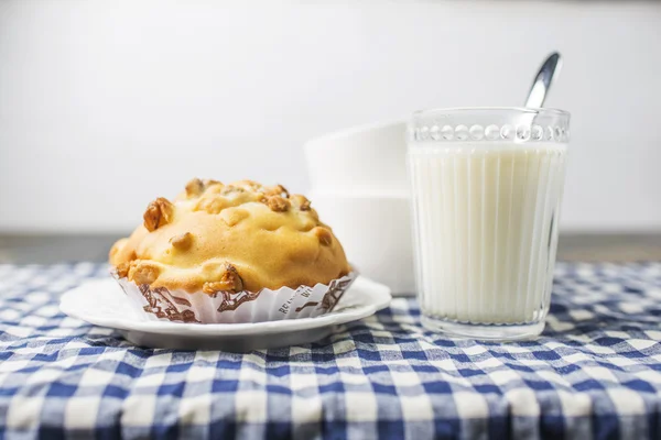 Breakfast, milk, afternoon tea, walnut, checked cloth, wood, bread, cup, food, dim sum — Stock Photo, Image