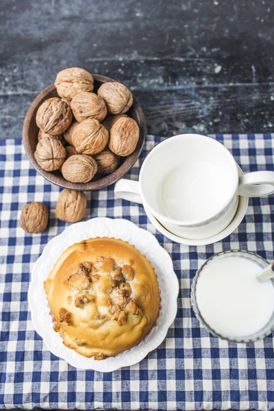 Kahvaltı, süt, ikindi çayı, ceviz, ekose desenli kumaş, ahşap, ekmek, Kupası, gıda, dim sum — Stok fotoğraf