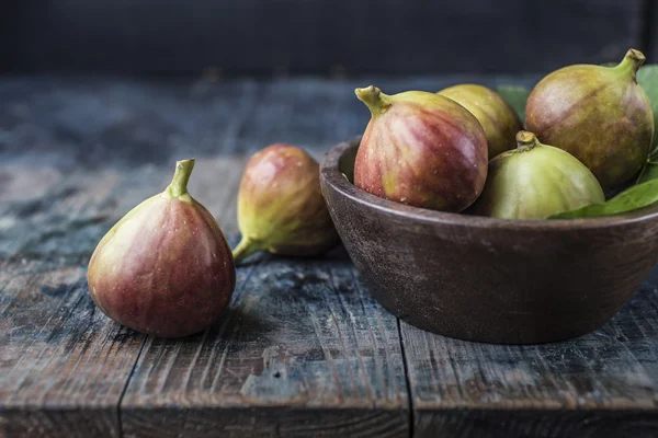 Figos, frutas, frutas frescas, secas, verdes, madeira, alimentos, doces, azedas e doces , — Fotografia de Stock