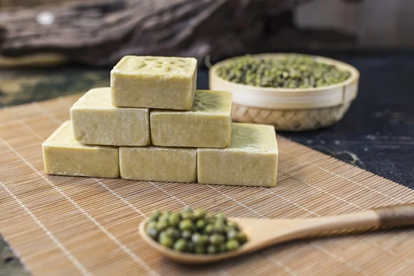 Food, cake, mung bean, green bean cake, Chinese style, bamboo mat, bamboo basket, spoon, hand, grain