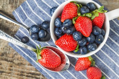 Blueberry, strawberry, food, fruit, bread, breakfast, afternoon tea, wood, table, spoon, plate, ceramic plate, waffle