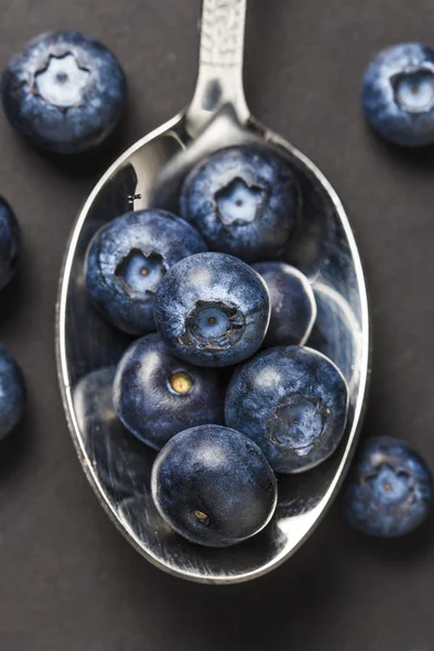 Myrtille, fruit, bleu, cuillère, bois, fond noir, perles, plaque de fer — Photo