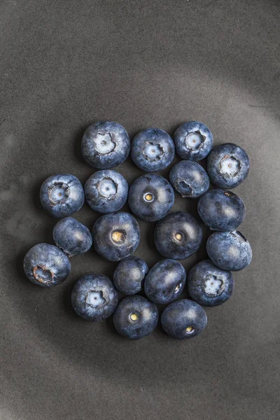 Myrtille, fruit, bleu, cuillère, bois, fond noir, perles, plaque de fer — Photo