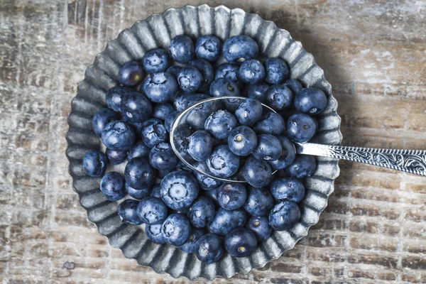 Myrtille, fruit, bleu, cuillère, bois, fond noir, perles, plaque de fer — Photo