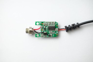 Bu canlı devre kartı elektronik aletlerin güzelliğini yansıtan küçük parçalar ve bağlantılar sergiliyor. Her detay, modern bir tasarımda teknolojinin özenli işçiliğini gözler önüne seriyor..