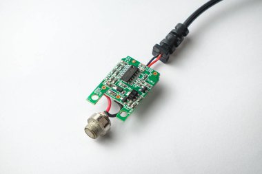 Metal konnektör ve renkli kablolardan oluşan yeşil devre kartının yakın görüntüsü.