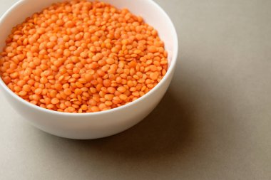 Turuncu mercimek beyaz bir kâseyi doldurur, parlak tonlarını toprak zemine karşı sergilerler. Çorba, yahni ya da köri için mükemmel. Bu baklagiller mutfak maceralarını bekliyor..