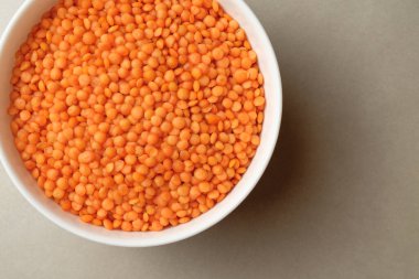 Beyaz arka planda taze turuncu mercimekli beyaz kase.