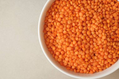 Beyaz kase çiğ mercimek.