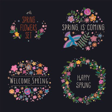 Siyah arka plan, elle çizilmiş çiçekler ve yapraklar tebrik kartı, davet ve web tasarım için dekoratif çiçek, yaprak ve kuş elemanları ile bahar vektör yazı kümesi. Vektör çizim.