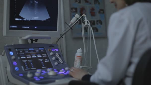 Lékař, že ultrazvuk s moderním vybavením — Stock video