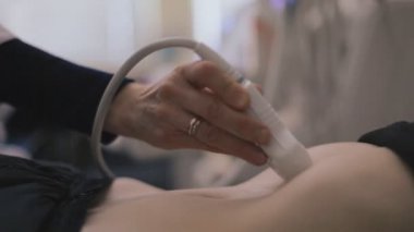 Tıbbi doktor ultrason modern ekipmanla donatılmış yapma