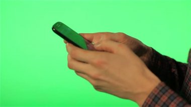İnsan eli ile yeşil ekran telefon
