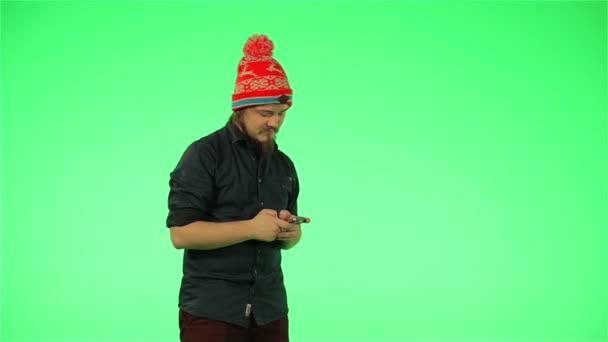 Giovane ragazzo con il telefono sullo schermo verde Video Stock