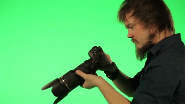 カメラマンは、緑色の画面の写真を撮る — ストック動画