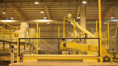 Robot kolu otomatik olarak çalışacak ve ürünleri sanayi tesisine taşımak