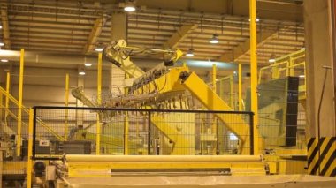 Robot kolu otomatik olarak çalışacak ve ürünleri sanayi tesisine taşımak