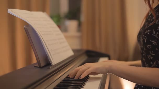 Ung flicka spela piano — Stockvideo